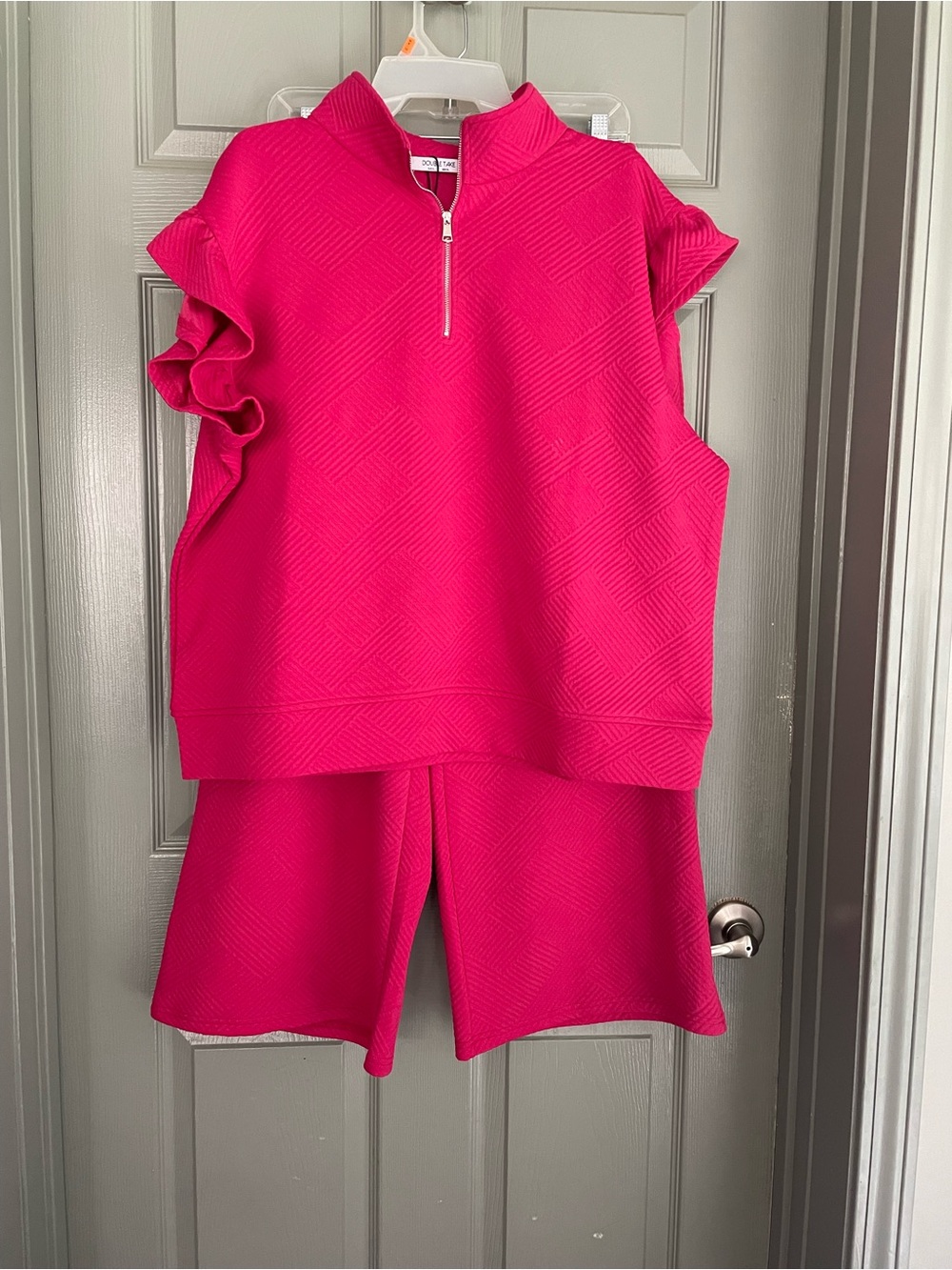 Women’s Ruffle Sleeve Mock Neck Top and Capris in Hot Pink Curvy Plus Size Sz XL